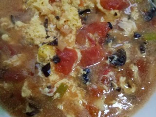 清真小吃之打卤面,将卤汁倒入大碗中备用。