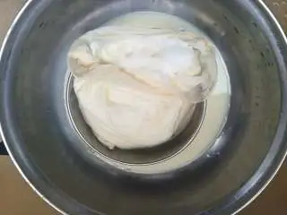 家乡小吃——姜汁红糖豆花,使用滤网进行过滤