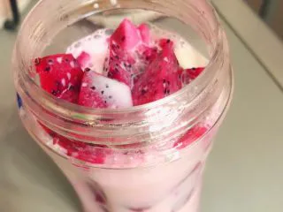顺滑牛奶火龙果,倒入纯牛奶，什么牌子都行，我是比较喜欢三元的极致，特别好喝