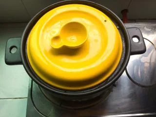 家常菜+酱骨肉,盖子盖好，大火煮开转中小火煮20分钟左右