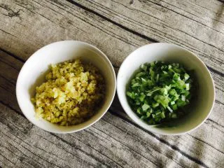 家乡风味饺子 三鲜馅饺子,辅助食材：葱、姜 把葱切成碎末，姜切成碎末。