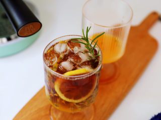 百香果柠檬气泡冰咖啡,插入迷迭香即可