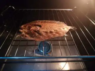 家乡小吃——小米,家里的传统做法是用小碳炉,上面放上瓦片慢慢烘烤,然后再用铜杵臼磨成粉。不过现在条件有限就用烤箱了