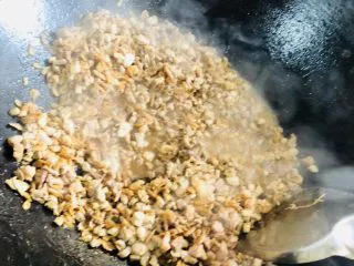 客家小吃:蒜苗粿(葫粄)➕菜头粄,加入适量酱油调味