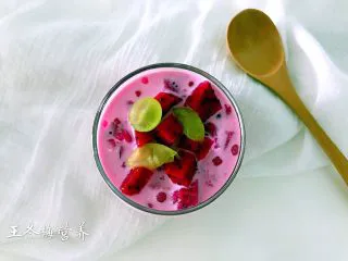 度夏消暑好饮品,火龙果西米露(附西米快熟方法及注意事项),装杯,表层用果肉装饰。