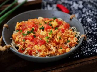 番茄鸡蛋拌面,舀上番茄鸡蛋，撒上葱花