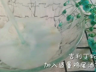 两款夏日饮品,倒入一点鸡尾酒搅拌