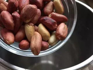 【花生核桃露】健脑益智的学生饮品,烤花生放入豆浆机内桶中