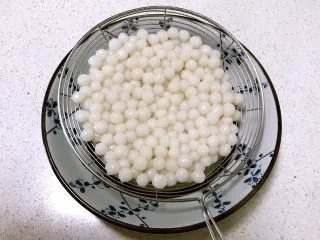 风味独特的 杂蔬炒珍珠丸子,把珍珠丸子捞出来