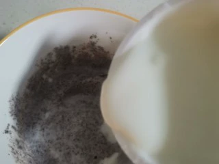 厚切酸奶冰淇淋,在加入另一盒搅拌均匀