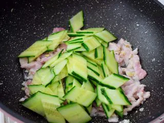 黄瓜鸡蛋炒肉片,放入黄瓜