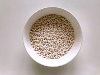 度夏消暑好饮品,火龙果西米露(附西米快熟方法及注意事项),干净的西米。