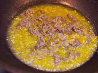 金针酸汤肥牛,放入肥牛烫三秒钟关火。