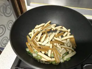 家常小炒韭菜香干,翻炒香干。