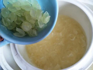 一碗可以喝的《护肤品》,等过了两个半钟头之后，放入皂角米，