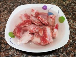 四季豆烧排骨,将排骨洗净后用清水泡一泡，泡出血水再捞出沥干水分备用。
