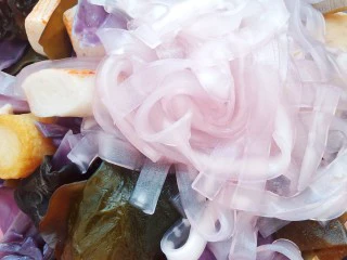 街边小吃麻辣拌,煮半包土豆粉盛入盆中。