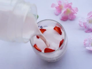 两分钟自制超nice的草莓奶昔,慢慢倒入杯中。
