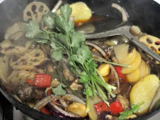 香辣干锅排骨,翻炒几下，入味收汁即可出锅。