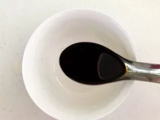 开胃小菜 老醋花生,调制碗汁：生抽1勺