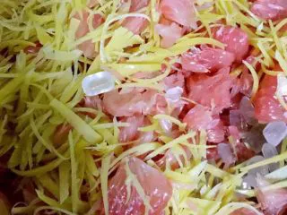 柚子茶/果酱,把柚子肉、柚子皮、冰糖，一碗清水倒入无油的锅中大火煮开小火熬一个小时期间要不停搅拌防止粘锅，至柚子皮透明及粘稠就盛出晾凉