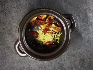 养生之姜汁红糖水,将切碎的生姜末放入煲中