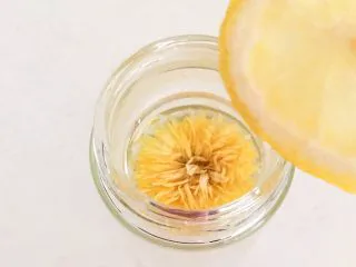 蜜渍柠檬皇菊茶,加入1片蜜渍柠檬，浸泡5分钟
