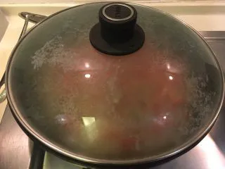 普罗旺斯风味番茄烩大虾,盖起来，中小火焖煮10分钟