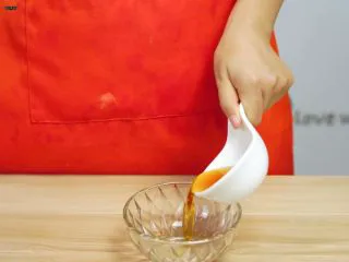 必吃的广东小吃——广州肠粉,取干净的碗，倒入料酒