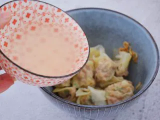 鲜虾猪肉馄饨,加入2碗煮馄饨的水
