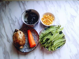 #时令蔬菜#荷塘月色小炒,准备食材，干木耳放入碗里，冷水冲洗两遍，再次加入冷水将木耳自然泡发。