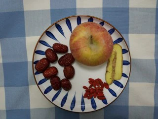 降脂刮油，越喝越美的苹果减脂汤,准备材料，姜和苹果（可去皮可不去皮），红枣和枸杞的量根据个人吧。