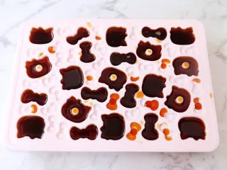 牛奶咖啡果冻,倒入学厨的硅胶模具中，放入冰箱冷藏至凝固