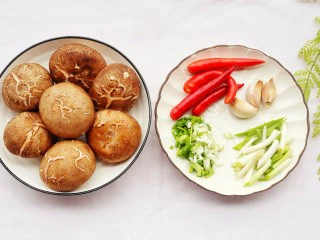 拿肉都不换的素炒香菇,准备材料🍒香菇、小葱、红椒、大蒜粒,大蒜叶。