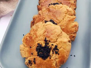 从小吃到大都吃不腻的黑芝麻桃酥,烤好后,可以在烤箱里面焖几分钟再取出。