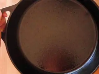 三种芝士布法罗风味鸡肉玉米脆饼,均匀混合，备用。第四步：准备一只铸铁平底锅。