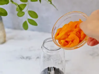 可以吸着喝的杨枝甘露,将那个不漂亮的芒果放入榨汁机中