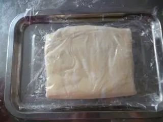 多图详解街头人气美食~~~葡式蛋挞,最后一次折起后保鲜膜包好送入冰箱冷藏松弛30分钟。