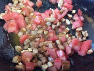 简易版陕西小吃烩麻食,再加入番茄翻炒片刻