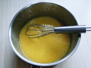 俄罗斯提拉米苏#异国美食#,用手动打蛋器充分抽打均匀，融为一体！