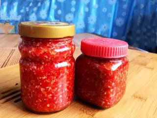 百搭风味辣椒酱,把辣椒酱装入玻璃瓶中，常温放置72小时，让辣椒酱自然发酵，这样辣椒酱的辣味自然柔和不伤胃。发酵好的辣椒酱放入冰箱冷藏保存~