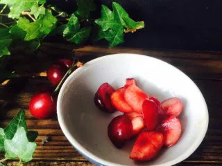 美丽的水果饮品,车厘子去核,切块