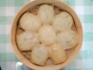 豆腐皮粄~客家小吃,蒸出来看着都粘一起了,不要紧的,有豆腐皮隔开了,可以一个个夹开来吃的
