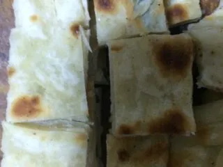 自制老北京小吃【卤煮】,如图将饼切块备用