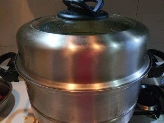 新文美食 北京特色小吃蒸年糕,在盖好蒸五分钟。