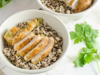 辣墨西哥风味蛋白质碗,将有机鸡胸肉切成1.3厘米的条状,放在藜麦上面。