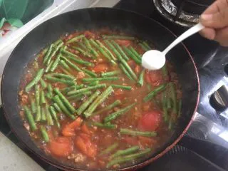 超级下饭的豆角焖饭，爱吃面食的北方人不容错过,水开，放两勺盐