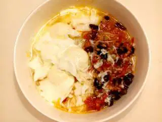 辣番茄风味汤面,面汤趁热浇到辣酱上，滴两滴香油，一碗美味的辣番茄风味汤面就完成了。面汤极其美味。酸辣可口。