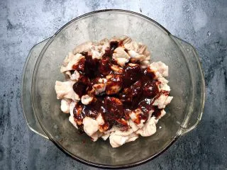 四川乐山名小吃—粉蒸肉卡饼,加入粉蒸肉酱拌匀。