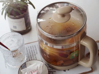 一款疏肝理气，适合春天喝的花茶～玫瑰苹果花茶,放入绿茶包浸泡五分钟左右即可取出茶包。